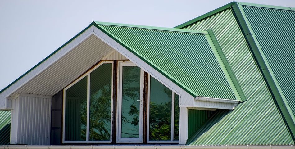 Zielony dach i biała elewacja