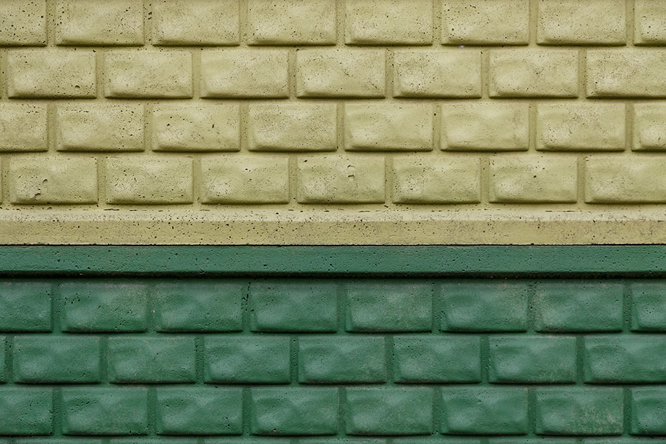 Kolorowe ogrodzenie z betonu