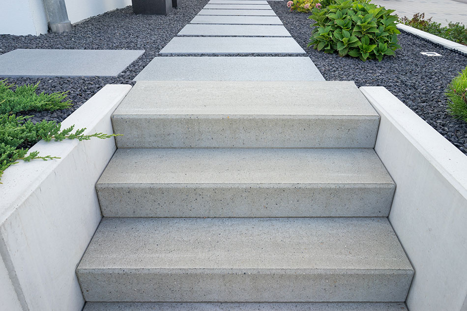 Nowe betonowe schody w ogrodzie