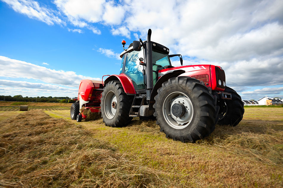 Czerwony traktor pracujący na polu