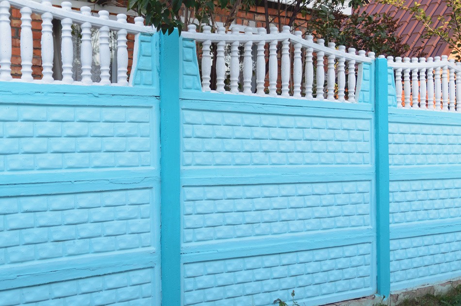 Ogrodzenie betonowe pomalowane na niebiesko