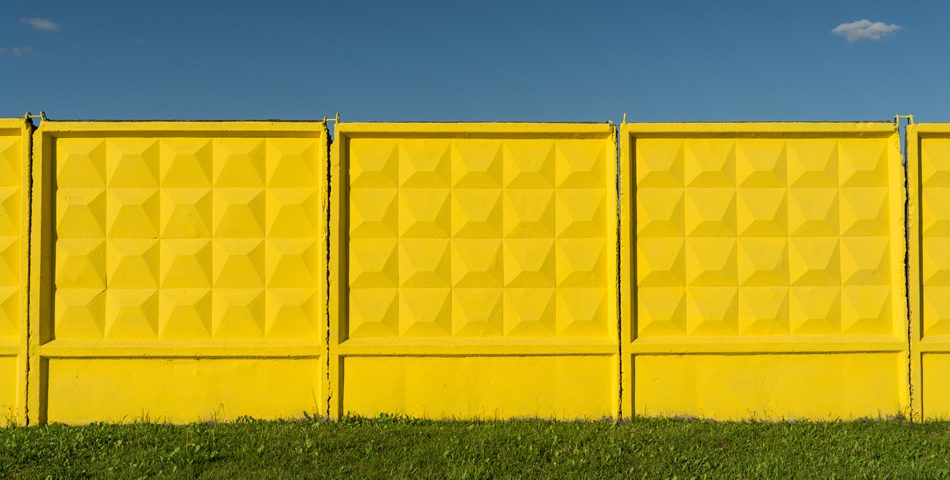 Żółte ogrodzenie z betonu