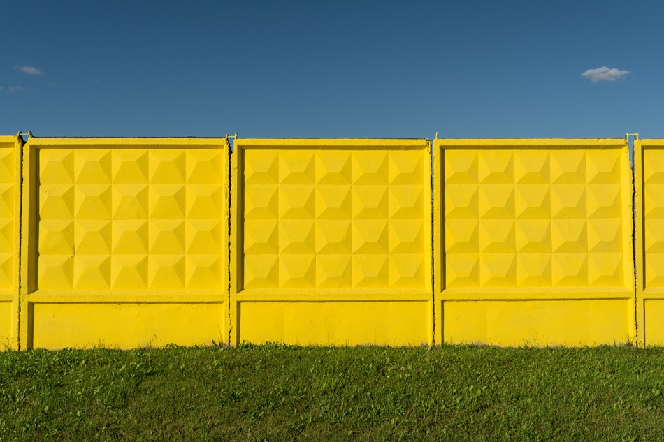 Żółte ogrodzenie z betonu