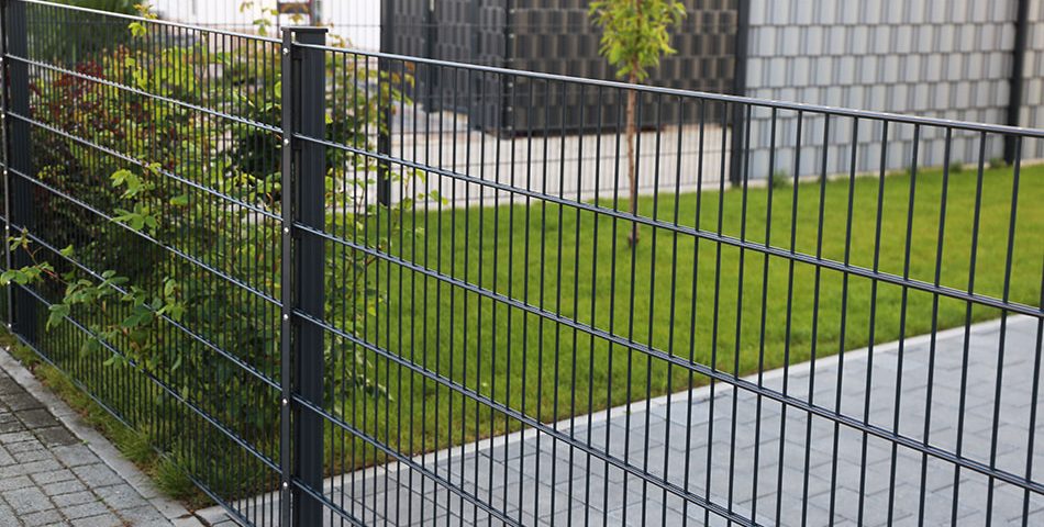 GRafitowe ogrodzenie panelowe