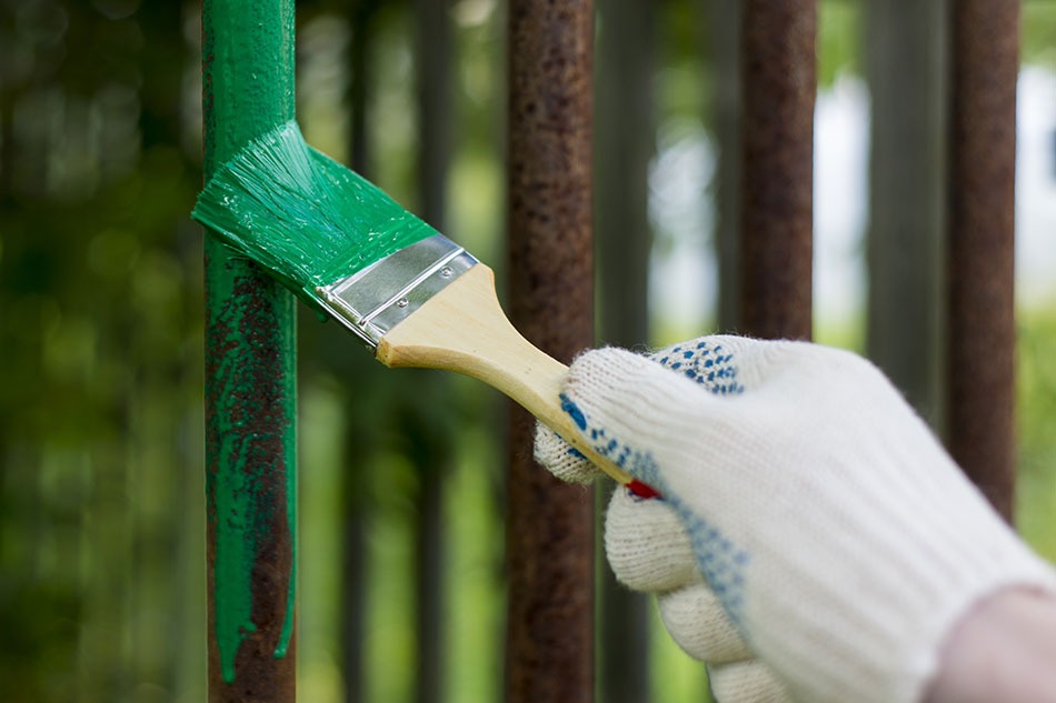 Malowanie bramy na zielono