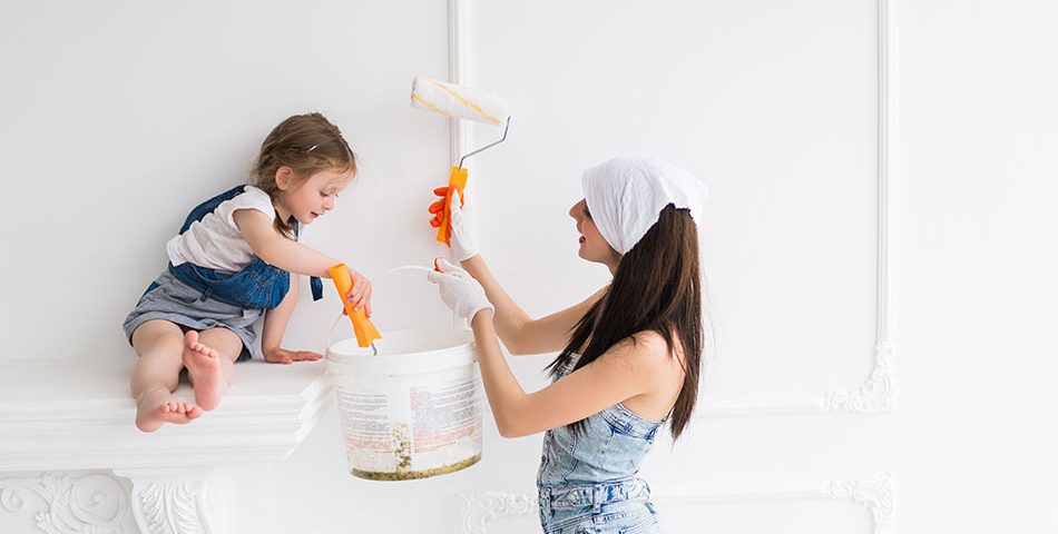Matka i dziecko malują pokój