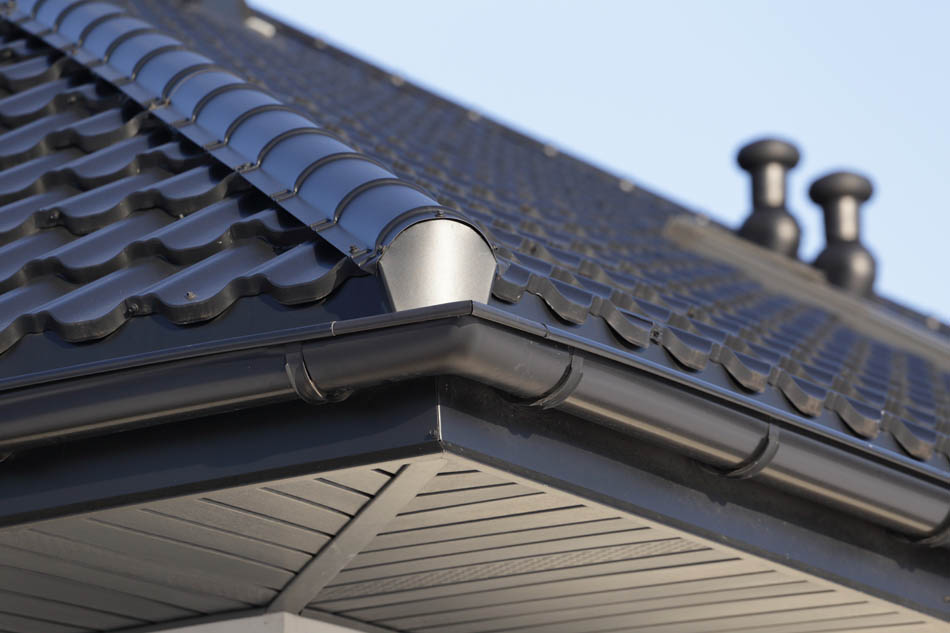 Metalowy grafitowy dach